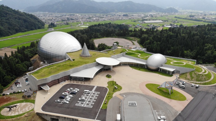 勝山市の福井県立恐竜博物館の空撮写真