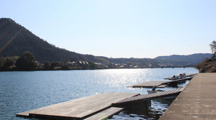 艇庫から眺めた川と山