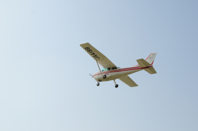 空を飛ぶ飛行機