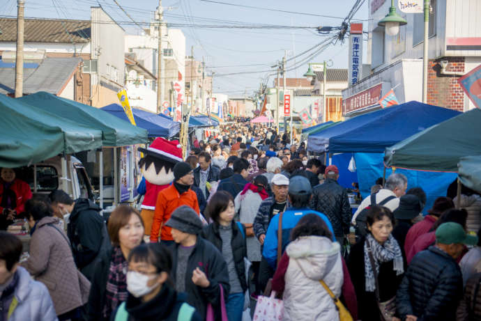 川南町で開催する軽トラ市の様子