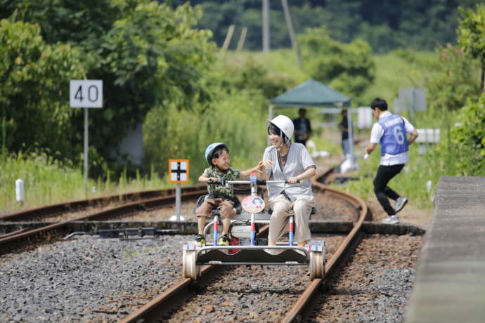 レールバイクに乗った親子の写真