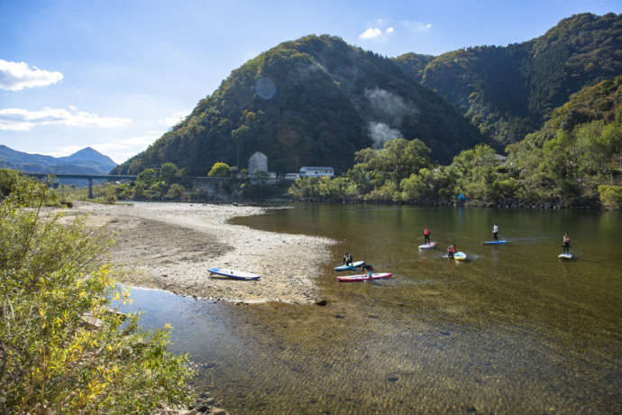 島根県川本町に流れる江の川でカヤックを楽しむ人々