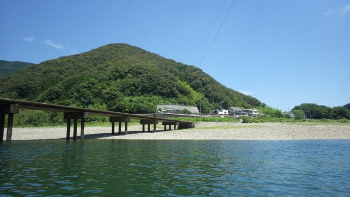 かわらっこの目の前に横たわる清流・四万十川