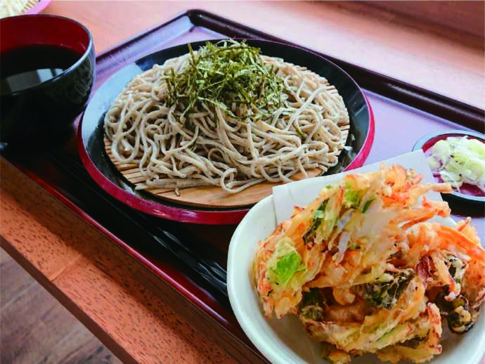 「道の駅かぞわたらせ」内の「お食事処さくら食堂」で供されるかき揚げざる蕎麦