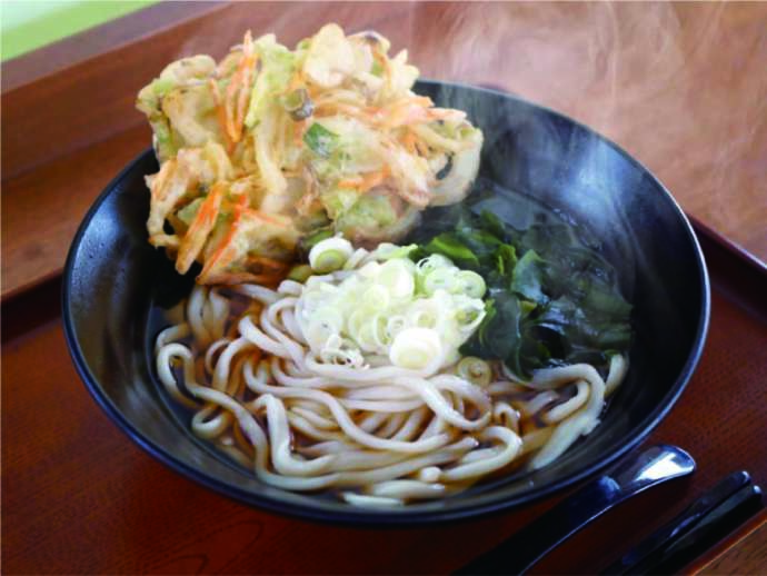 「道の駅かぞわたらせ」内の「お食事処　さくら食堂」で供されるかき揚げうどん