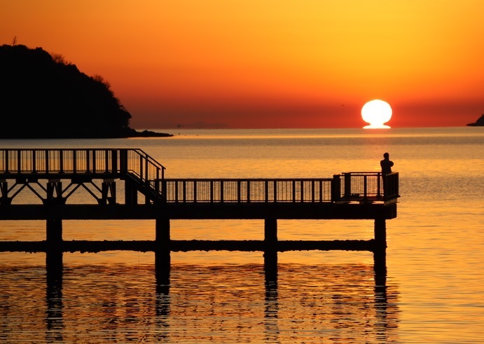 海上遊歩道と笠戸湾に沈む夕日