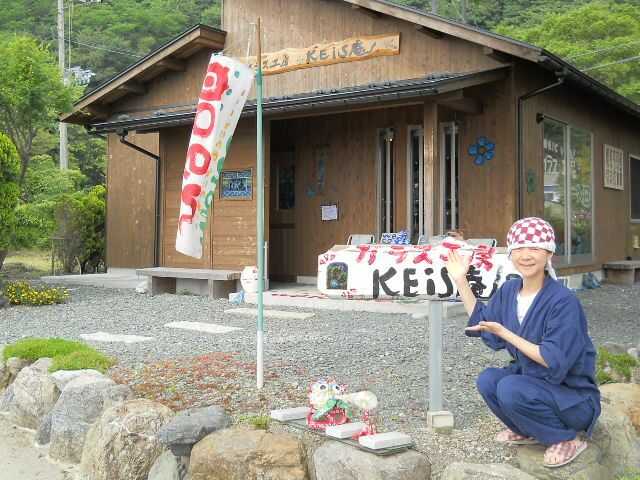 ガラス工房ケイズ庵の外観と竹田さん