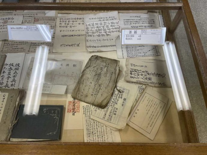 「剣淵町郷土資料館」に展示されている昔読まれていた複数の書籍