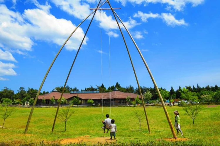 石川県健康の森オートキャンプ場のハイジのブランコで遊ぶ大人と子供