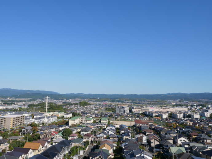 木津川市の市街地のまちなみを空撮した写真