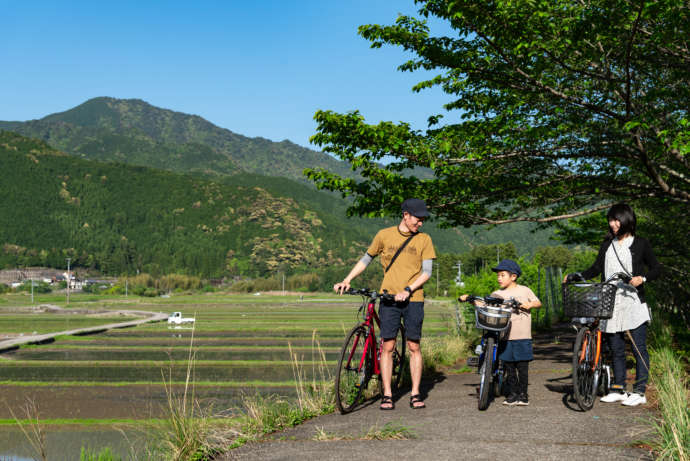 サイクリングする家族