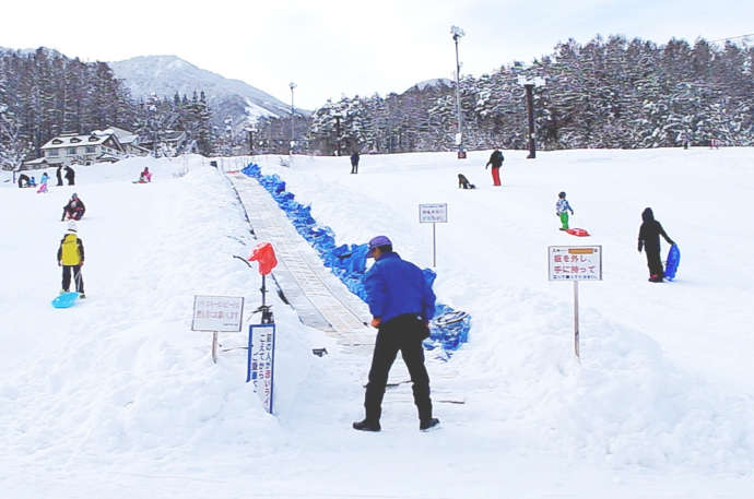 こどもひろばにある動く歩道の写真