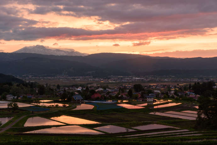 夕暮れ時の部谷沢集落の棚田