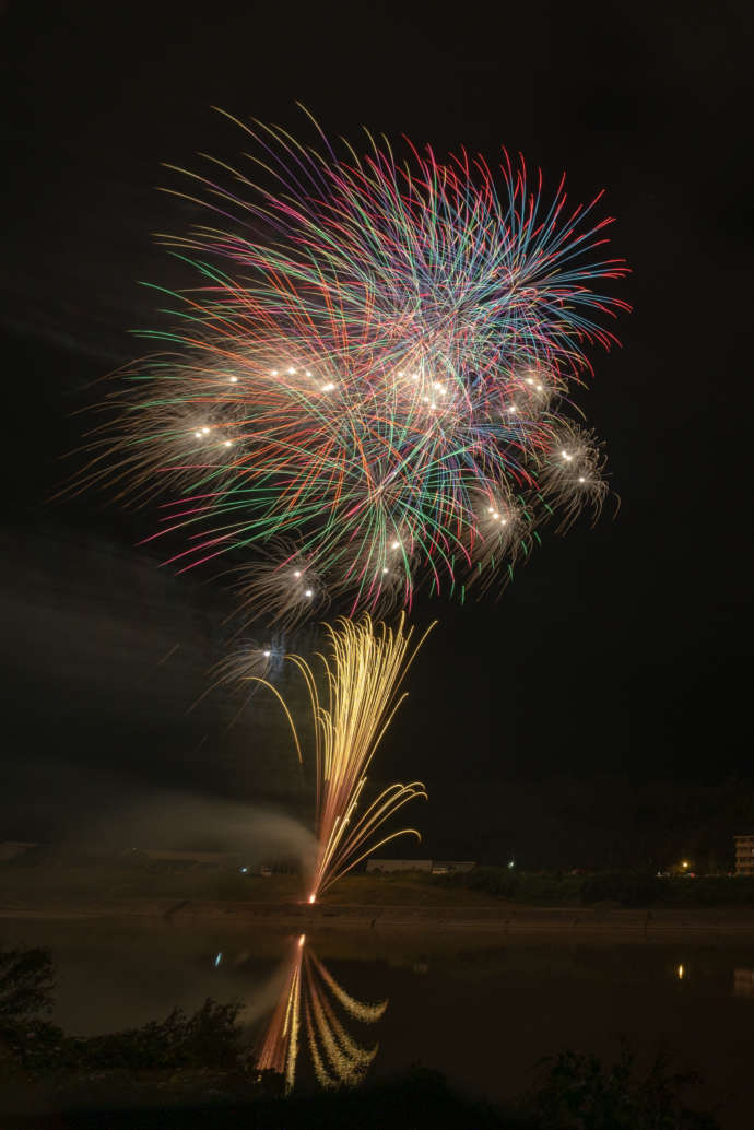 ふるさと祭りであがる花火の写真