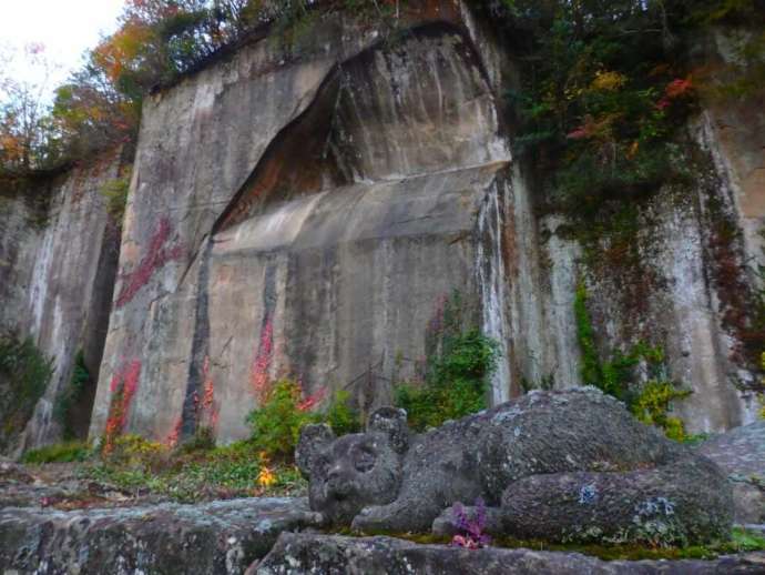 「モニュメント・ミュージアム 来待ストーン」敷地内の石切場跡（採石場跡）「三才谷（みさいだに）の大岩」（その2）