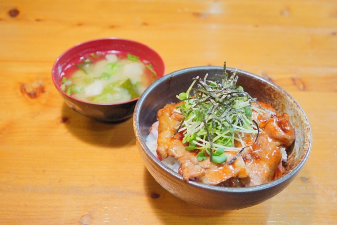 「道の駅 きなはい屋」のレストラン「停満里（とまり）」で提供される「豚ベーコン丼・並（みそ汁付き）」