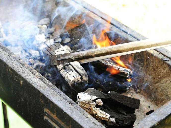 千葉県佐倉市にある「佐倉きのこ園」で炭の準備をしている様子