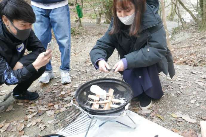 森のアクティビティ「癒しの焚火カフェ」体験の様子