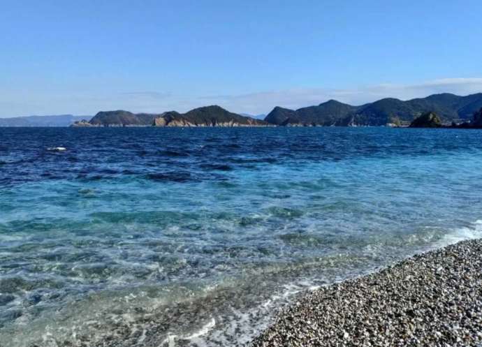 浜に降りると見える海の風景