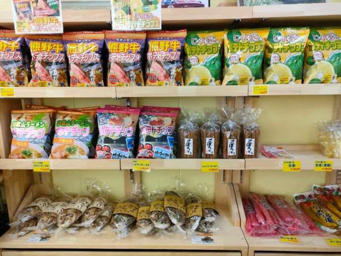 お菓子や漬物などが並べられた商品棚