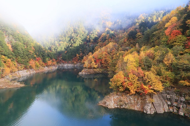 紅葉に囲まれた奥木曽湖