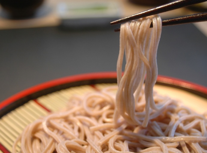 「道の駅 木曽ならかわ」に併設の「食事処 与志田（よしだ）」で提供される信州蕎麦（そば）