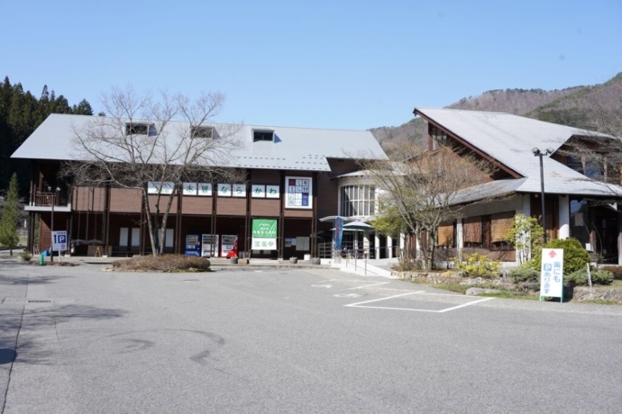 「道の駅 木曽ならかわ」の正面外観