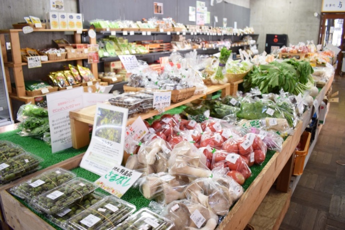 「道の駅 木曽ならかわ」内部の地場野菜の直売コーナー