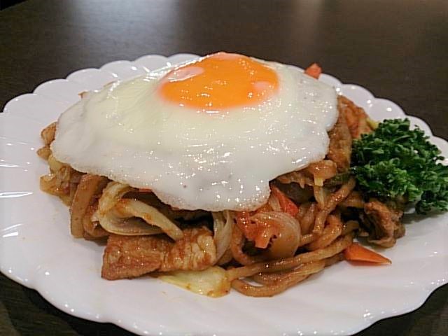 目玉焼きがのったきたひろ焼き麺