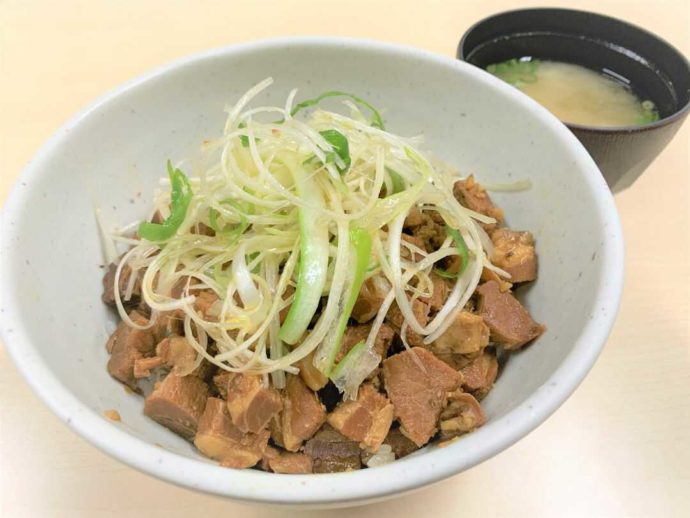 サイコロ状の肉がたっぷりのった「舞ロー丼」