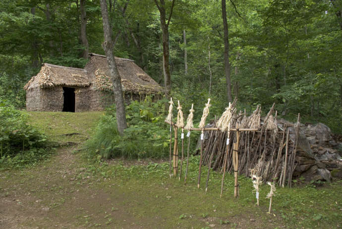 北邦野草園のアイヌ住居「チセ」