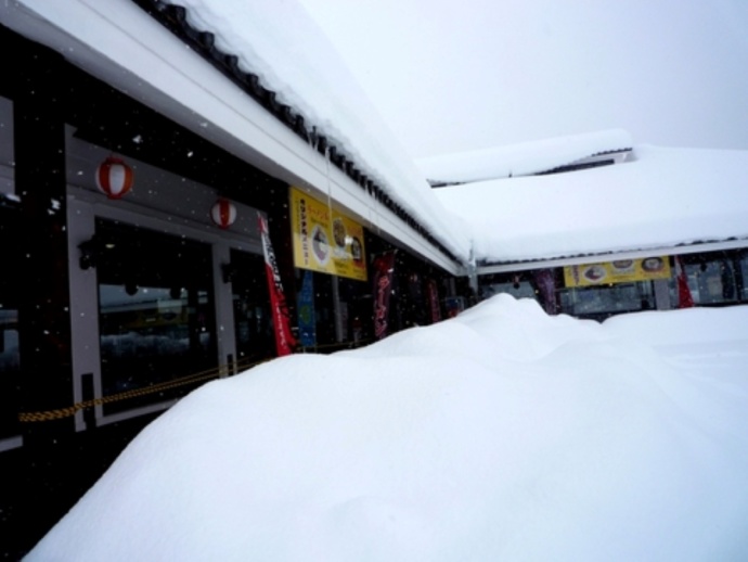 「道の駅 喜多の郷（きたのさと）」の建物外観（冬）