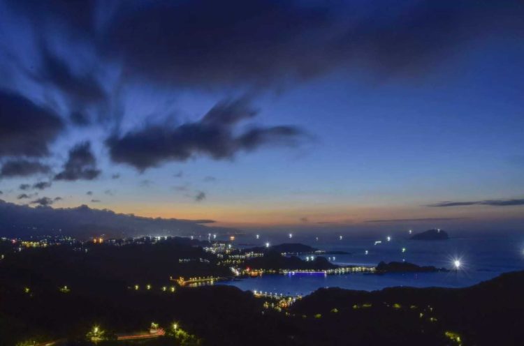 台湾や東南アジアのオンラインツアーを企画するKKdayの夜の九份観光・オンラインツアーの夜景