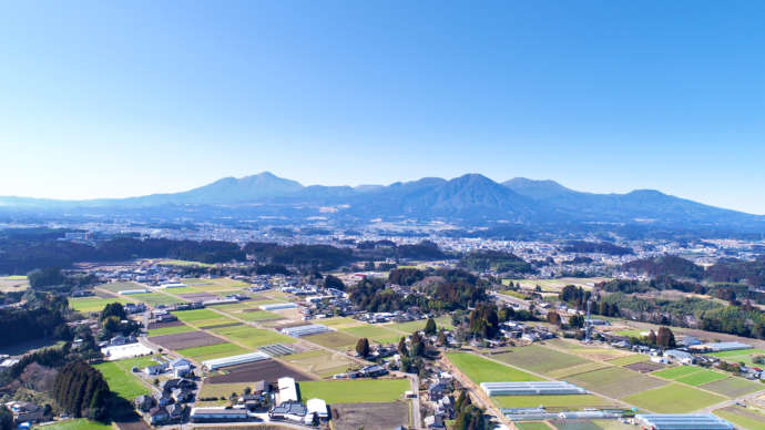 豊かな湧水を生み出す山々に見守られている小林市