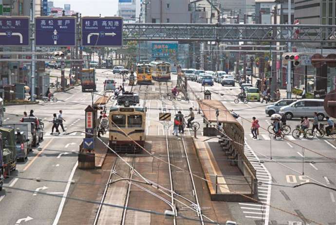 高知市内で路面電車が走っている様子