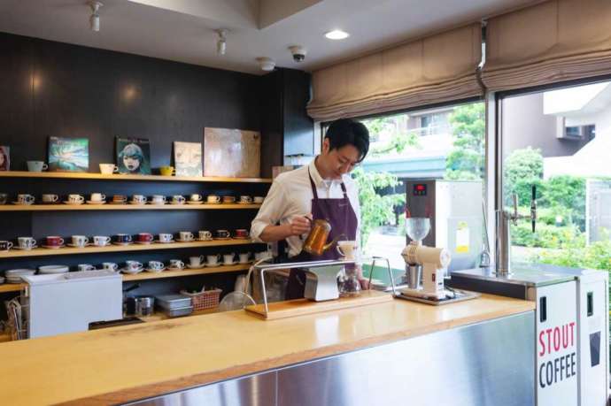 東京都狛江市にある堀口珈琲狛江店でスタッフがドリップしている様子