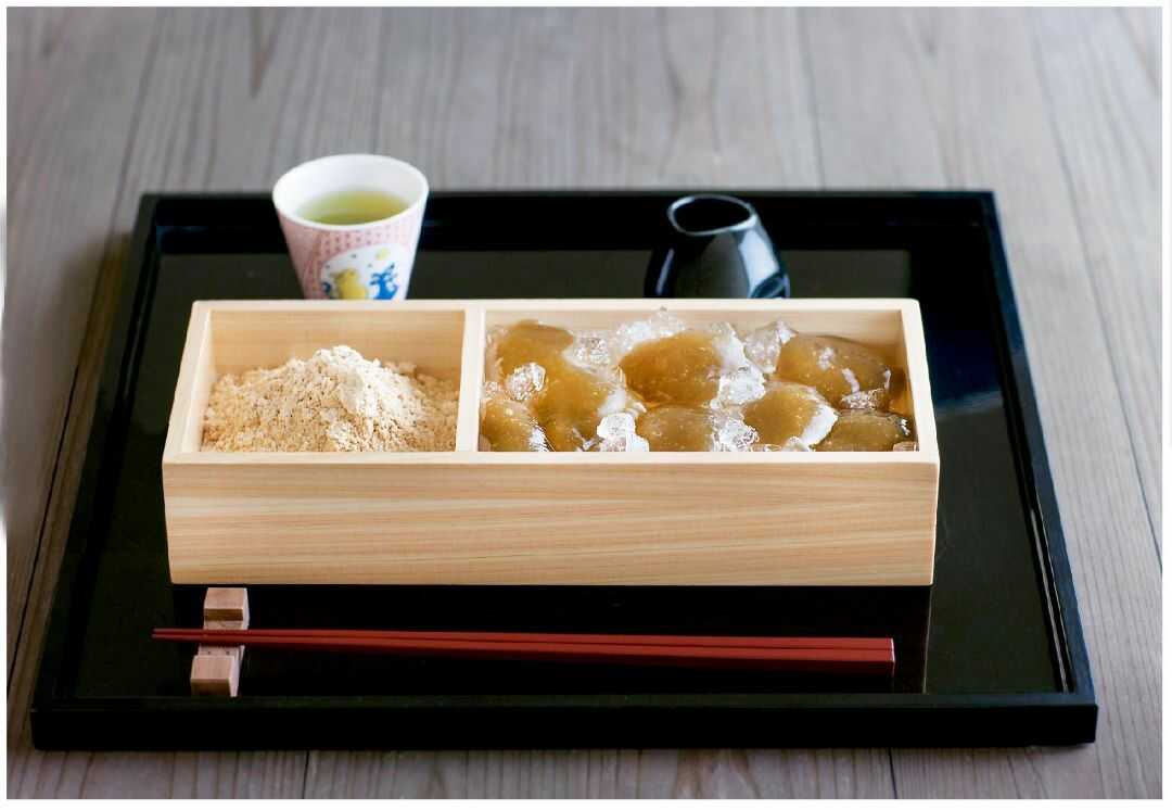 こまち茶屋で人気のスイーツである煎茶付き特製本わらび餅