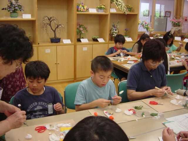 小学生がクラフト体験をする様子