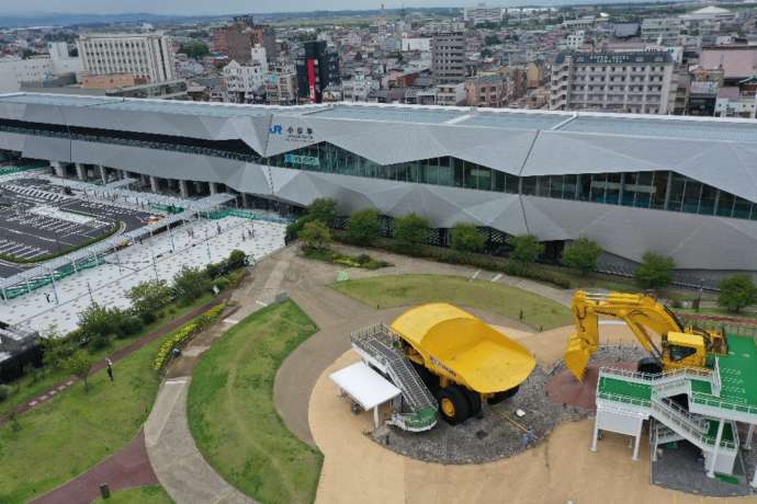 小松市にある小松駅を空撮した写真