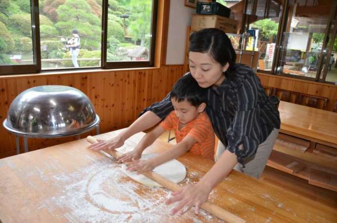 小松沢レジャー農園で行えるうどん打ち体験