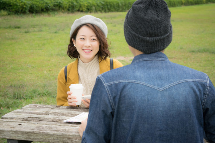 公園でデートをするカップル