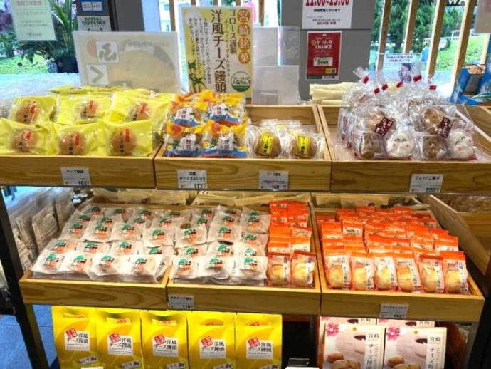 新宿みやざき館KONNEでチーズ饅頭など郷土菓子が並ぶ様子