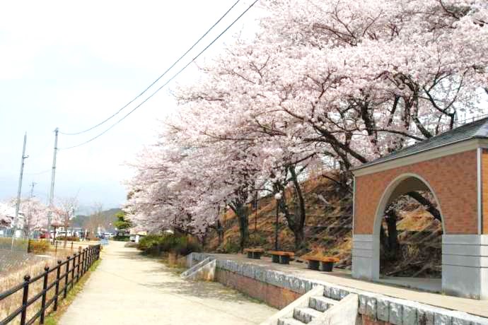 甚六桜公園の旧勝沼駅