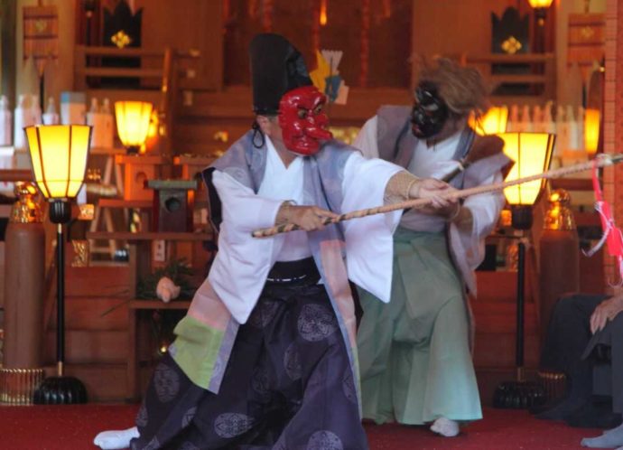 神奈川県藤沢市にある皇大神宮の例大祭「湯立て神楽」の様子