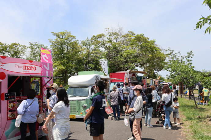 上毛町の大池公園で開催されたキッチンカーイベントの様子