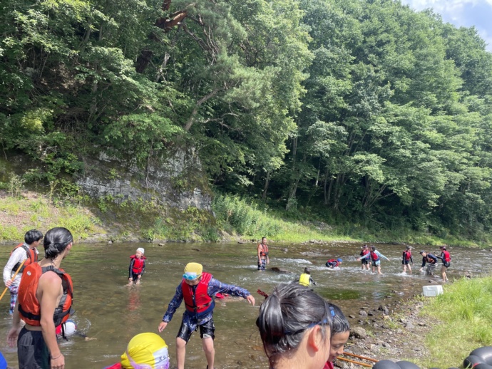 小海町の川で遊ぶ子どもたち