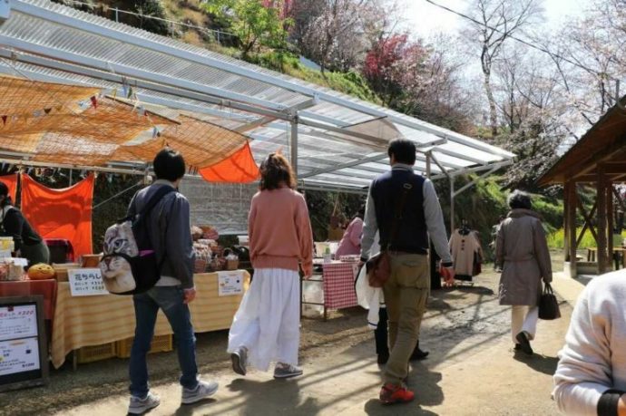 西川花祭り開催中の出店と複数の観光客