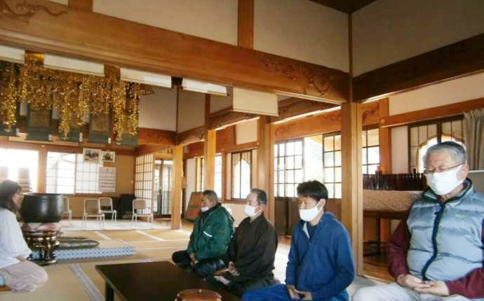 廣徳寺の坐禅に取り組む人々
