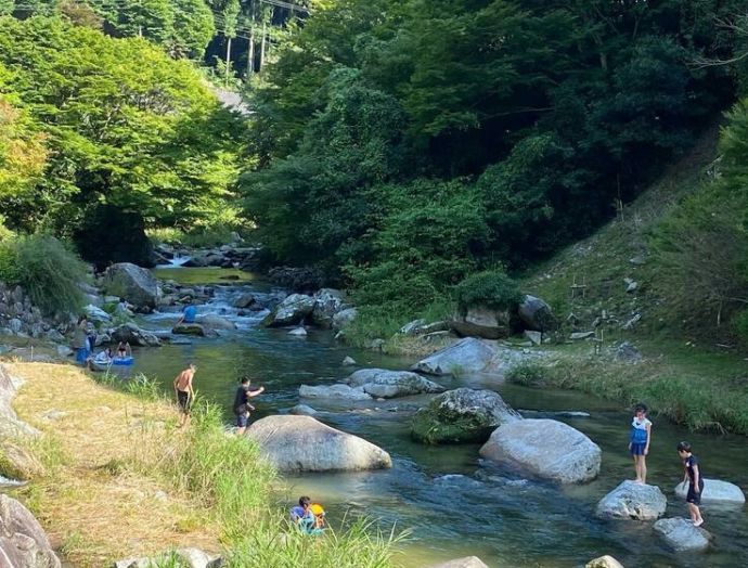 下松市の滝ノ口河川公園で川遊びをする人々