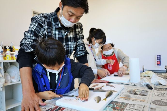 下松市の栽培漁業センターで開催している「魚さばき方教室」